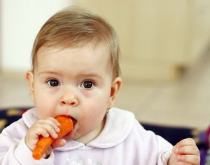 baby-eating-carrot-mp